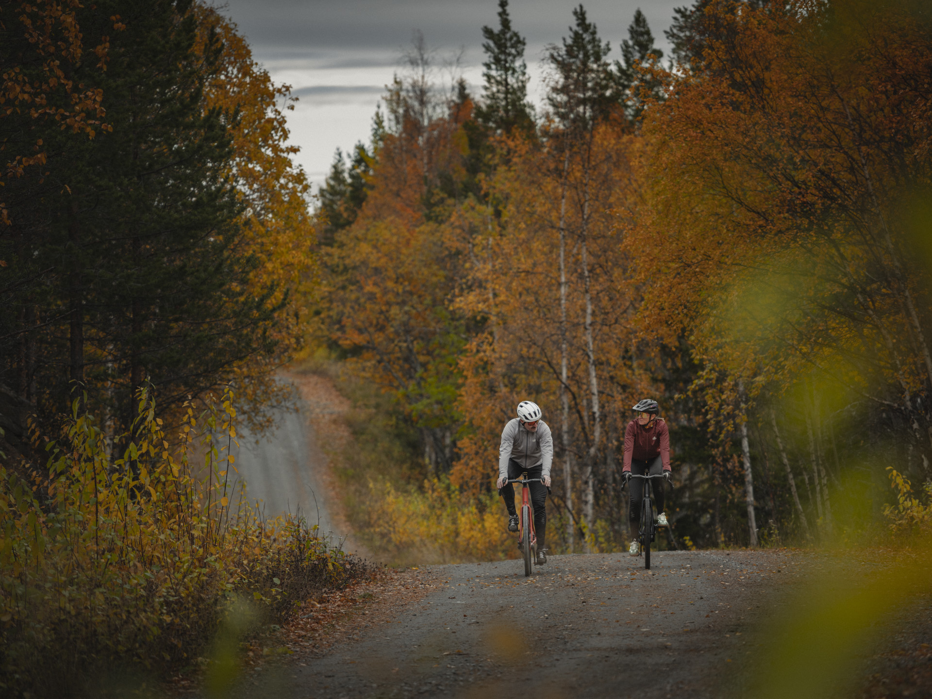 Cykling på grusväg i Trillevallen under hösten